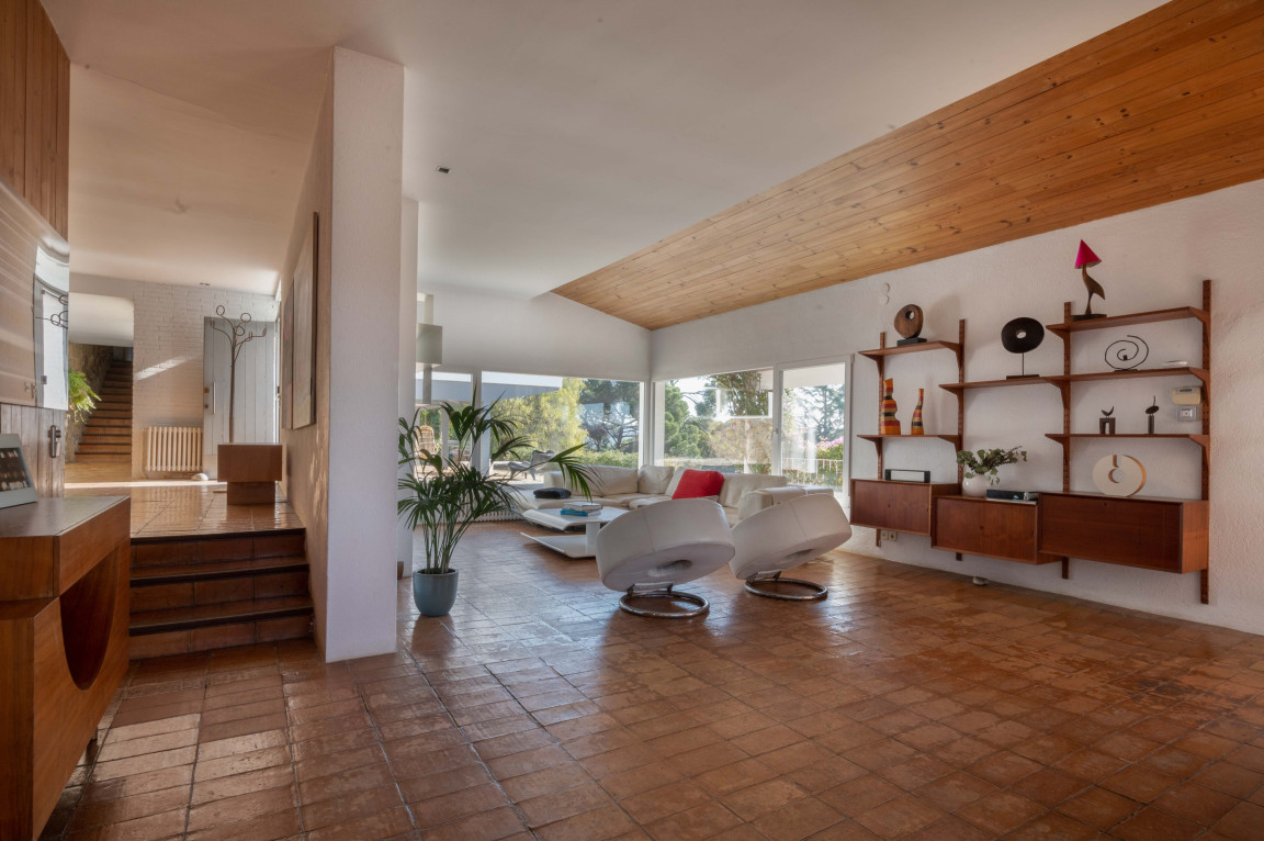 Interior with brick tiled floor in a modern villa by Prat Marsó.