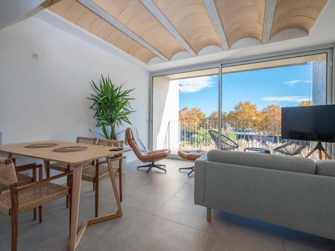 Modern interior with views of the terrace in an apartment in the center of Platja d'Aro; modern Catalan vault ceilings.