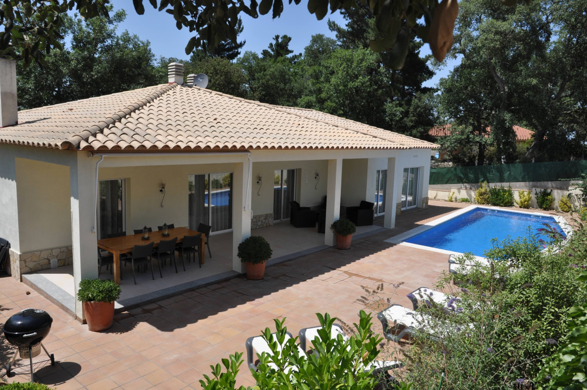 Single-storey bungalow with covered terrace, sun terrace and swimming pool on the Costa Brava.